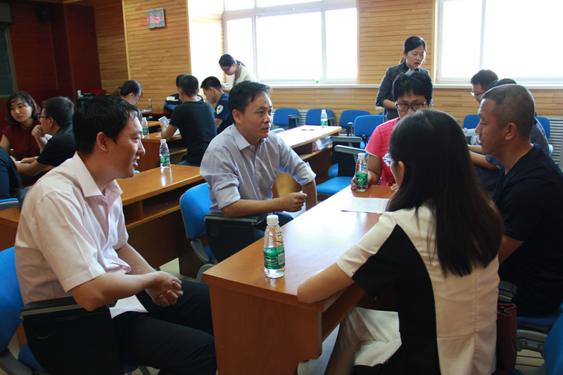 学员与专业负责人商讨培养计划